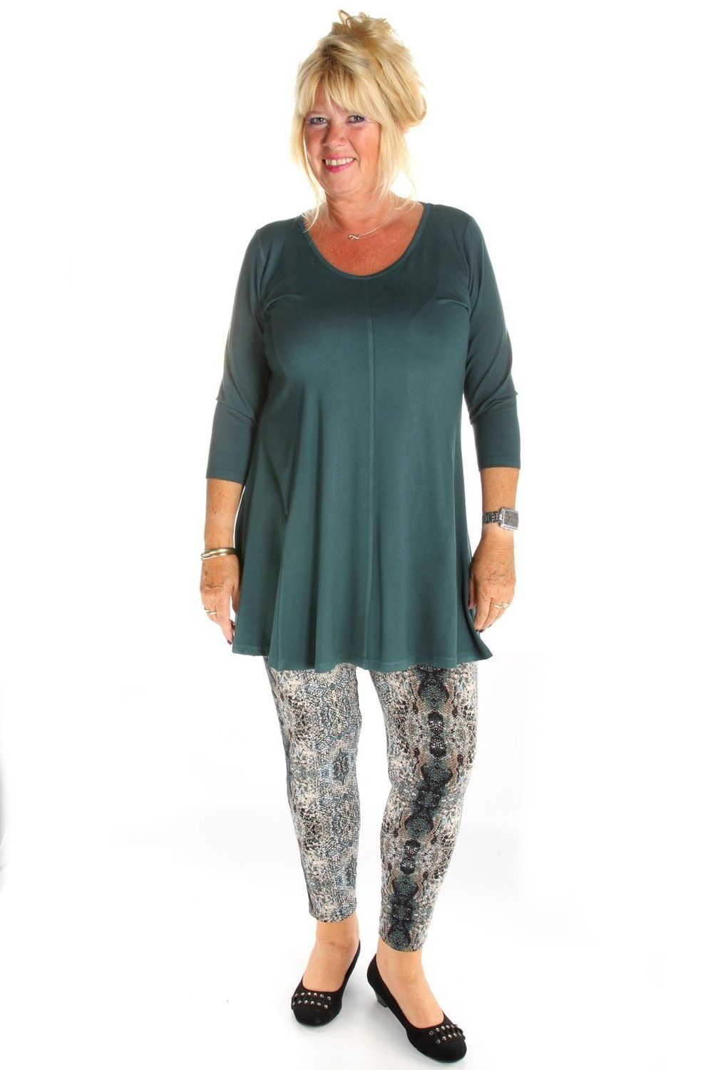 Hoe kleed ik me op een leuke manier met een maatje meer? Tip: Combineer grote maten kleding met accessoires zoals lange kettingen, sjaals en tassen. Dit soort accessoires benadrukken de stijl van de outfit en leiden de aandacht weg van de rondingen. Ook grote maten mode kun je op verschillende manieren betalen.